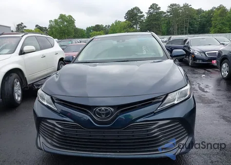 2018 Toyota Camry Le z USA, uszkodzony, nr VIN 4T1B11HK9JU614682